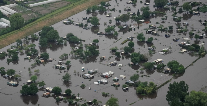 Trong sự cố tồi tệ nhất ở Simbach am Inn, Bavaria, miền nam nước Đức, người ta ph&aacute;t hiện thi thể của 3 người phụ nữ, l&agrave; 3 thế hệ trong một gia đ&igrave;nh, chết trong ng&ocirc;i nh&agrave; bị ngập nước. Đức l&agrave; quốc gia g&aacute;nh chịu hậu quả nặng nề nhất trong trận lụt n&agrave;y ở ch&acirc;u &Acirc;u. (Ảnh: Getty).