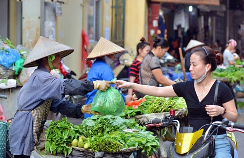 Người ti&ecirc;u d&ugrave;ng kh&oacute; ph&acirc;n biệt chất lượng c&aacute;c loại n&ocirc;ng sản b&agrave;y b&aacute;n tr&ecirc;n thị trường. Ảnh: Kh&aacute;nh Huy.