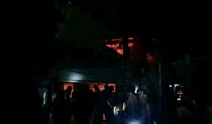 Ngọc lửa bao tr&ugrave;m căn nh&agrave;.