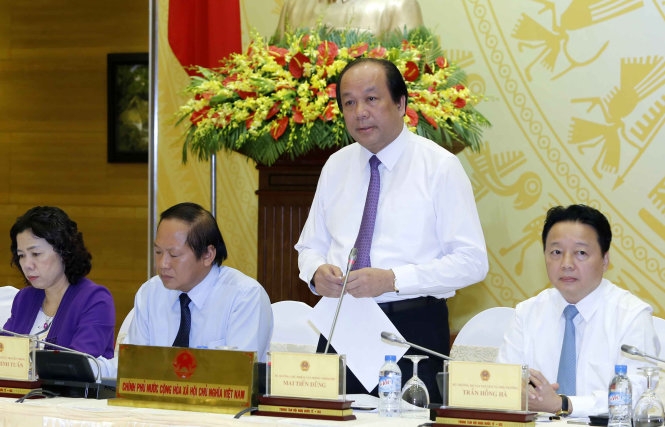 Bộ trưởng, Chủ nhiệm Văn ph&ograve;ng Ch&iacute;nh phủ Mai Tiến Dũng (đứng), Bộ trưởng Bộ Th&ocirc;ng tin - Truyền th&ocirc;ng Trương Minh Tuấn (tr&aacute;i) v&agrave; Bộ trưởng Bộ T&agrave;i nguy&ecirc;n - M&ocirc;i trường Trần Hồng H&agrave; tại cuộc họp b&aacute;o. (Ảnh: An Đăng).