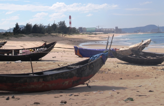 Do ảnh hưởng của c&aacute; chết, nhiều t&agrave;u thuyền nằm neo đậu ở &acirc;u thuyền Kỳ Phương, thị x&atilde; Kỳ Anh, H&agrave; Tĩnh. (Ảnh: Văn Định chụp ng&agrave;y 30/5).