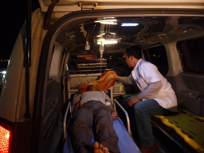 Một ngư d&acirc;n bị nạn được đưa v&agrave;o bờ cấp cứu.