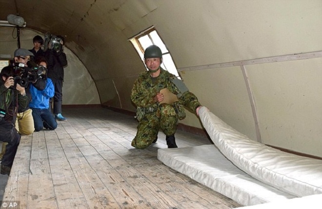 Theo&nbsp;Guardian, Yamato Tanooka bị bố mẹ bỏ lại trong một khu rừng c&oacute; gấu hoang d&atilde; sinh sống ở Hokkaido, miền bắc Nhật Bản h&ocirc;m 28/5. S&aacute;u ng&agrave;y sau, đội t&igrave;m kiếm ph&aacute;t hiện cậu b&eacute; ở một doanh trại qu&acirc;n đội bỏ hoang c&aacute;ch đ&oacute; 5,5 km.&nbsp;Tr&ecirc;n người chỉ mặc một chiếc quần b&ograve; v&agrave; &aacute;o ph&ocirc;ng, Yamato giữ ấm bằng c&aacute;ch chui v&agrave;o ngủ giữa hai tấm đệm trong doanh trại bỏ hoang. (Ảnh:&nbsp;AP)