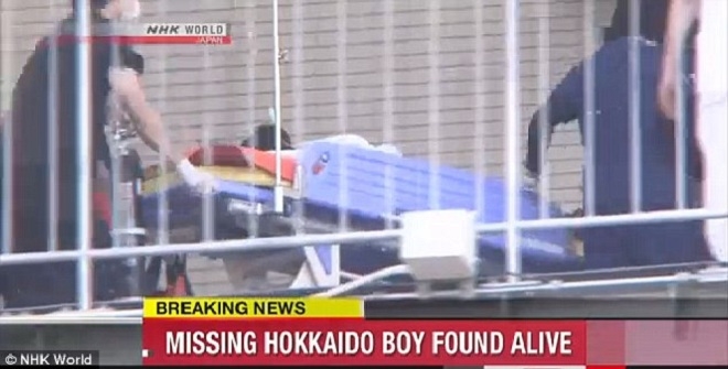 Yoshiyuki Sakai, b&aacute;c sĩ kiểm tra sức khỏe cho Yamato n&oacute;i rằng, mặc d&ugrave; nhịn đ&oacute;i 6 ng&agrave;y, sức khỏe cậu b&eacute; vẫn tốt. (Ảnh:&nbsp;NHK)