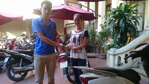 Chị Nguyễn Mai Anh nhận lại t&agrave;i sản tại CA phường Thụy Khu&ecirc;. (Ảnh: Thu Trang)