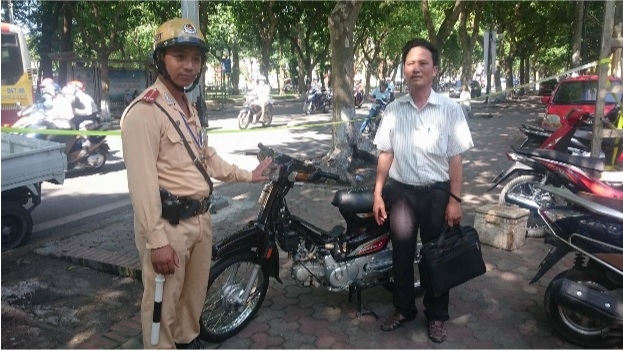 Chủ xe đ&atilde; c&oacute; mặt tại chốt tổ c&ocirc;ng t&aacute;c Y2/141 để nhận lại xe.