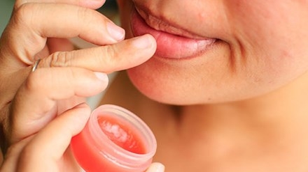 'Rước' cả t&aacute; vi khuẩn khi t&ocirc; son bằng tay