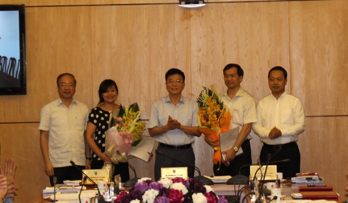 Bộ trưởng Bộ Tư ph&aacute;p trao quyết định bổ nhiệm Ch&aacute;nh thanh tra Bộ.