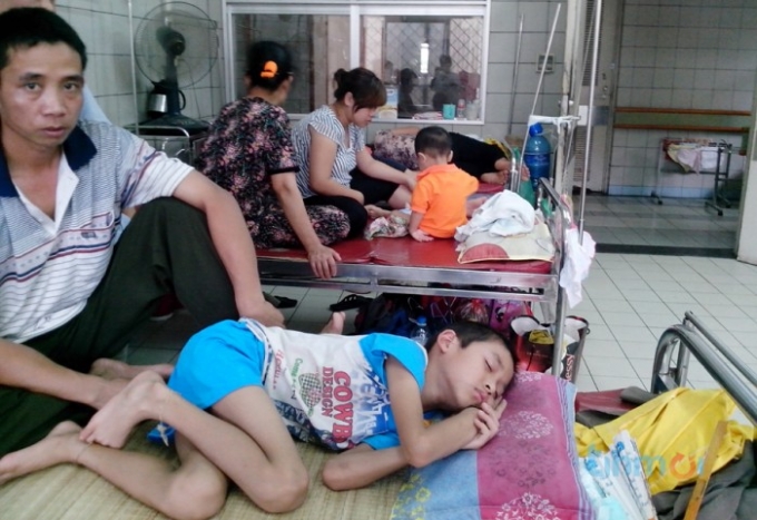 Số lượng bệnh nhi nhập viện tại H&agrave; Nội tăng mạnh khiến nhiều BV qu&aacute; tải. (Ảnh: Tuổi Trẻ Thủ Đ&ocirc;)