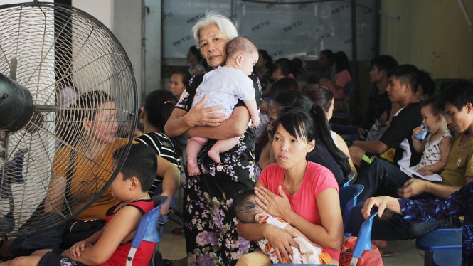 V&agrave;o ng&agrave;y cao điểm, c&oacute; tới 1.200 lượt bệnh nh&acirc;n nhi đến bệnh viện Sản Nhi Nghệ An kh&aacute;m. (Ảnh: Tuổi Trẻ)