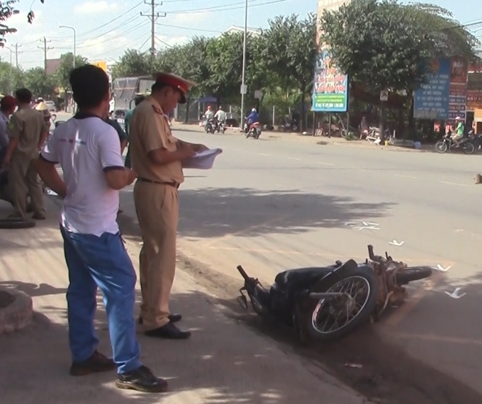 Lực lượng chức năng kh&aacute;m nghiệm hiện trường