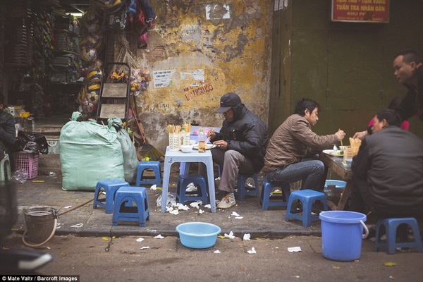 H&agrave;ng ăn vỉa h&egrave; ng&agrave;y đ&ocirc;ng, nhất l&agrave; h&agrave;ng ch&aacute;o h&agrave;ng phở th&igrave; đ&ocirc;ng kh&aacute;ch v&ocirc; c&ugrave;ng.