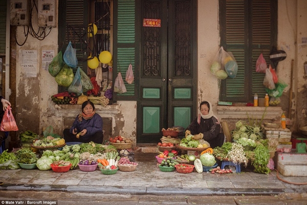 C&aacute;c c&ocirc; b&aacute;n rau ngồi đợi tới giờ tan tầm để...xả h&agrave;ng.