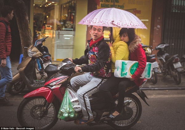 Đ&ocirc;i l&uacute;c c&oacute; những cảnh vi phạm giao th&ocirc;ng kh&ocirc;ng hề nhẹ n&agrave;y nhưng &acirc;u đ&oacute; cũng l&agrave; n&eacute;t ri&ecirc;ng của v&ugrave;ng miền.