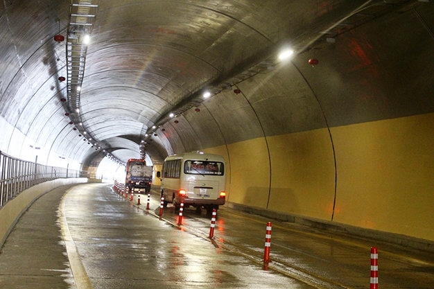 Hầm Phước Tượng - Ph&uacute; Gia rộng 12m, gồm hai l&agrave;n xe cơ giới, với v&acirc;̣n t&ocirc;́c thi&ecirc;́t k&ecirc;́ 80km/giờ, chịu được đ&ocirc;̣ng đ&acirc;́t c&acirc;́p 6 ( Ảnh: Nguy&ecirc;n Linh/tuoitre).