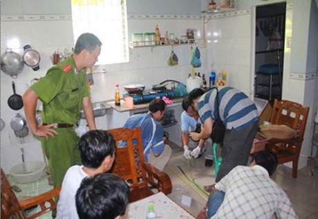 C&ocirc;ng an kh&aacute;m nghiệm hiện trường vụ &aacute;n mạng.