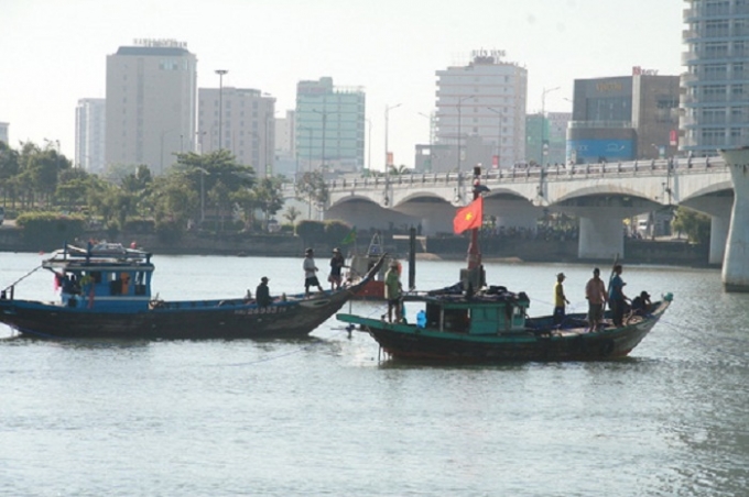 C&aacute;c lực lượng chức năng c&ugrave;ng ngư d&acirc;n khẩn trương t&igrave;m kiếm c&aacute;c nạn nh&acirc;n mất t&iacute;ch. (Ảnh: NLĐ)