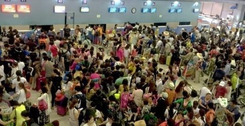 Kh&aacute;ch du lịch Trung Quốc ngập tr&agrave;n Cảng h&agrave;ng kh&ocirc;ng Cam Ranh v&agrave;o buổi đ&ecirc;m.