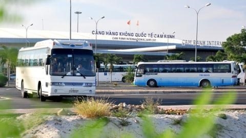 kCảng h&agrave;ng kh&ocirc;ng Cam Ranhqu&aacute; tải v&igrave; kh&aacute;ch Trung Quốc (Ảnh: Zing.vn)