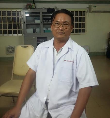 B&aacute;c sỹ Nguyễn Văn H&ugrave;ng, Gi&aacute;m đốc Bệnh viện Phụ sản Vu&ocirc;ng Tr&ograve;n.