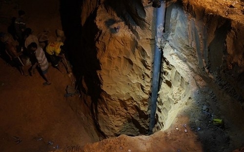 3 phu vàng mắc kẹt dưới hang sâu do ngạt khí độc