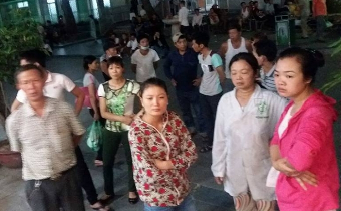 Người nh&agrave; nạn nh&acirc;n tập trung tại bệnh viện Bạch Mai sau khi nhận được th&ocirc;ng tin người nh&agrave; tử vong.