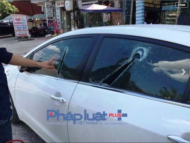 Những chiếc xe &ocirc; t&ocirc; bị đối tượng Thế Anh ch&eacute;m vỡ k&iacute;nh.