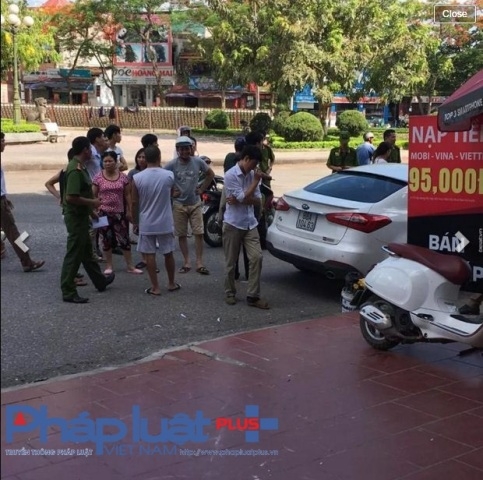 C&oacute; chiếc bị ch&eacute;m mất gương.