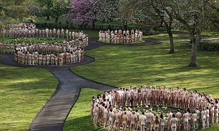 Hơn 1.000 người tham gia chụp ảnh nude ở Anh.