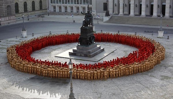 Ng&agrave;n người xếp h&igrave;nh khỏa th&acirc;n tập thể giữa thanh thi&ecirc;n bạch nhật