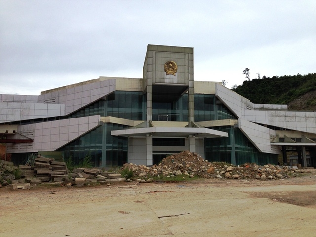 T&ograve;a nh&agrave; Quốc m&ocirc;n, cũng l&agrave; khu tổ hợp l&agrave;m việc với trang thiết bị m&aacute;y m&oacute;c hiện đại nhằm phục vụ cho cửa khẩu quốc tế, sau 5 năm trời vẫn chưa b&agrave;n giao.