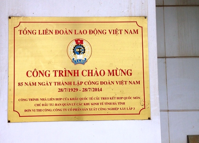 Tấm biển trang trọng được gắn l&ecirc;n sau khi Khu li&ecirc;n hợp khởi c&ocirc;ng được 3 năm v&agrave;o th&aacute;ng 7/2014. K&eacute;o d&agrave;i th&ecirc;m 2 năm nữa vẫn