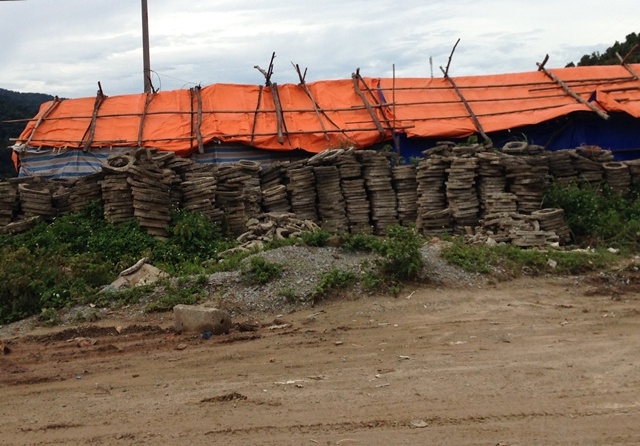 H&agrave;ng ng&igrave;n vi&ecirc;n gạch l&aacute;t chưa được sử dụng đ&atilde; vỡ vụn, hư hỏng.