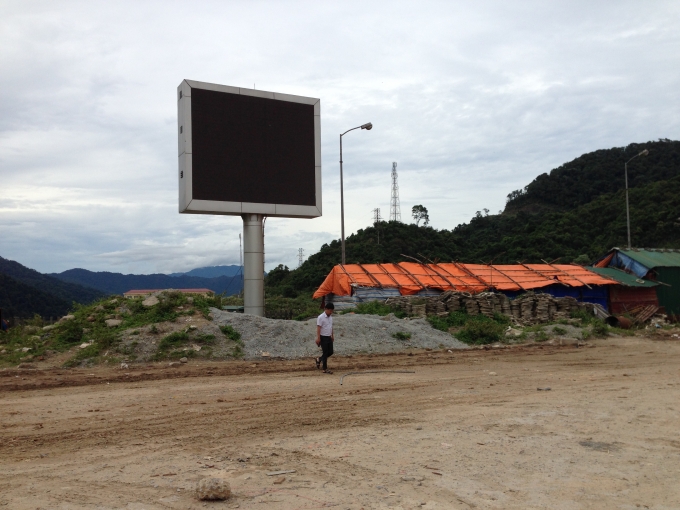 Bảng điện tử hiện đại nằm trơ trọi giữa đại ng&agrave;n vẫn chưa được sử dụng.