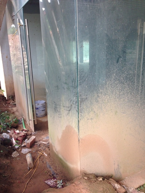 Nhếch nh&aacute;c bụi bặm phủ k&iacute;n xung quanh t&ograve;a nh&agrave; Quốc m&ocirc;n.