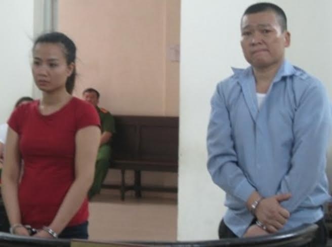 Hai bị c&aacute;o trước v&agrave;nh m&oacute;ng ngựa.