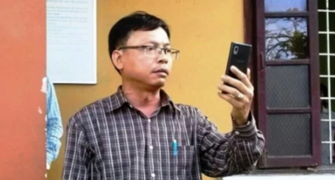 Vị n&agrave;y c&ograve;n lấy điện thoại quay lại cảnh PV đang t&aacute;c nghiệp.