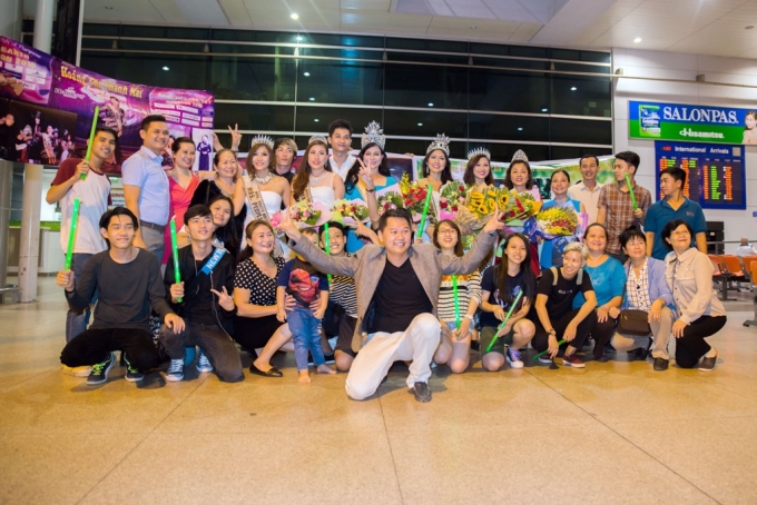 Hoa Hậu Phu Nh&acirc;n Tr&aacute;i Đất Người Việt 2016 c&ugrave;ng ban tổ chức MC Justin Trần, Ph&oacute; BTC Duy Cổ.