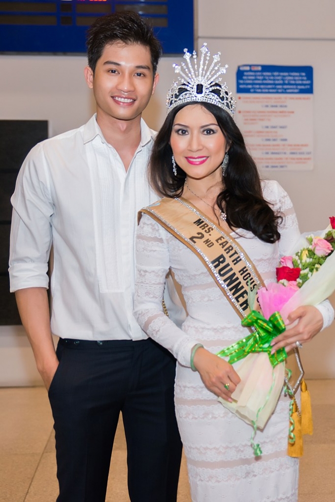 H&agrave; Hoa c&ugrave;ng Đinh Minh Qu&acirc;n.