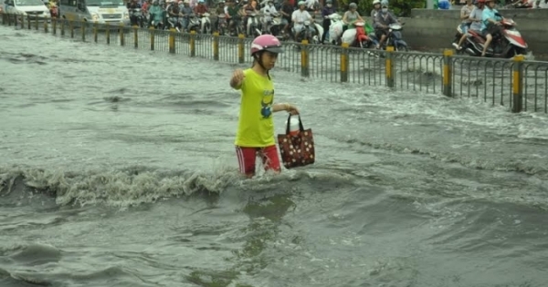Mưa lớn, đường Sài Gòn biến thành sông