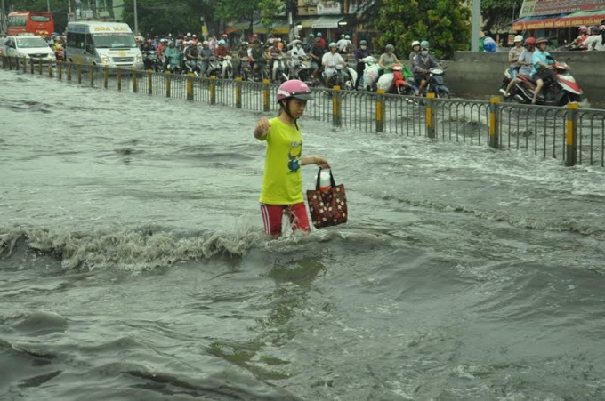 Người d&acirc;n lội bộ để về nh&agrave;