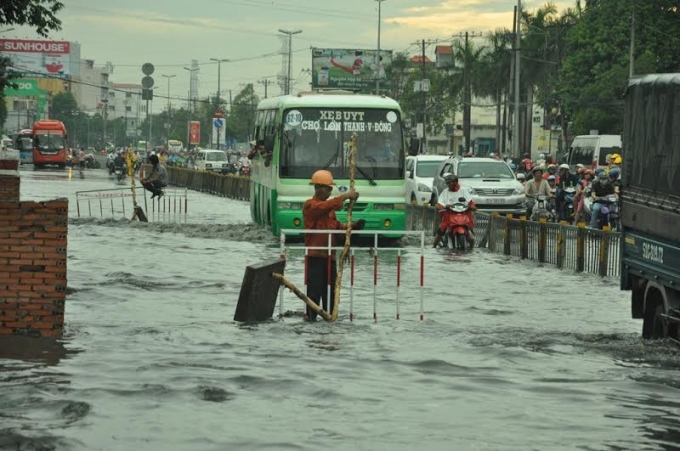 Người d&acirc;n phải lập h&agrave;ng r&agrave;o để tr&aacute;nh xe đi v&agrave;o chỗ tho&aacute;t nước.