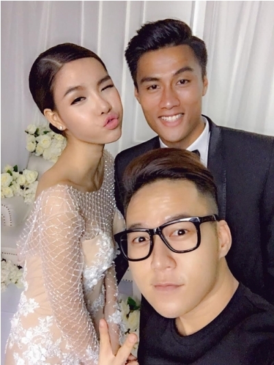 NTK Chung Thanh Phong chụp ảnh c&ugrave;ng cặp đ&ocirc;i.