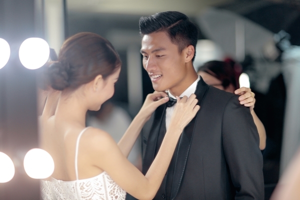 Nụ cười hạnh ph&uacute;c của ch&acirc;n s&uacute;t Việt Kiều đ&agrave;o hoa khi được vợ tương lai chăm s&oacute;c.