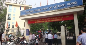 Thi tuyển sinh vào lớp 10: Con đi thi, mẹ lo lắng