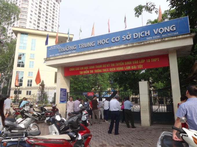 Tại trường THCS Dịch Vọng (Cầu Giấy, H&agrave; Nội), ngay từ 7h30p &nbsp;s&aacute;ng, khi c&aacute;c em học sinh v&agrave;o ph&ograve;ng thi, nhiều phụ huynh vẫn đứng chờ ngo&agrave;i cổng.