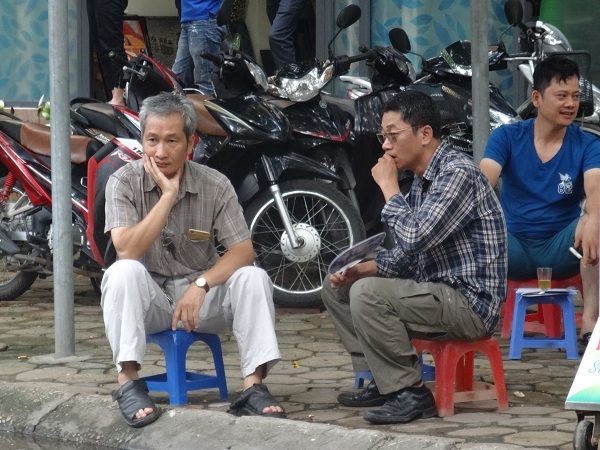 Nỗi lo lắng về kỳ thi tuyển sinh của con hiện r&otilde; tr&ecirc;n gương mặt c&aacute;c vị phụ huynh.