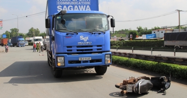 TP HCM: Thoát chết nhờ mũ bảo hiểm