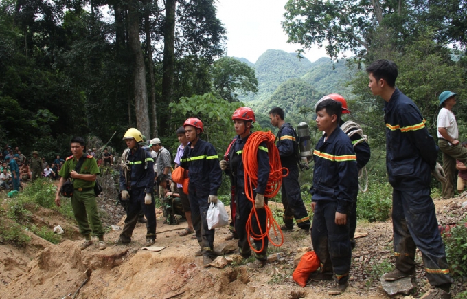 Nhiều phương &aacute;n đ&atilde; được b&agrave;n đến tại hiện trường, nhưng đều kh&ocirc;ng triern khai được v&igrave; l&ograve;ng hang hẹp, s&acirc;u h&agrave;ng trăm m&eacute;t, nghi chứa kh&iacute; độc. (Ảnh: Nguyệt Sinh)