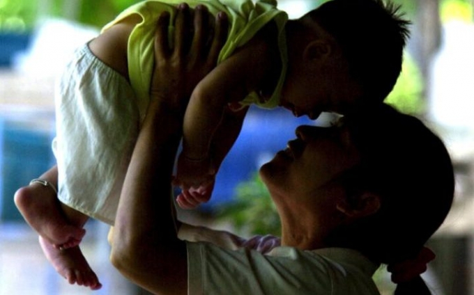 Một b&agrave; mẹ ở tỉnh Phetchaburi, Th&aacute;i Lan&nbsp;dương t&iacute;nh với virus HIV v&agrave; đứa con kh&ocirc;ng bị nhiễm. (Ảnh: AP)